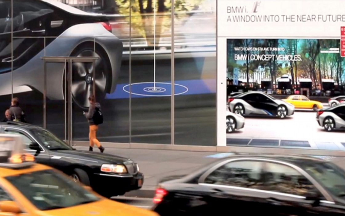 BMWi Woman walking by experience