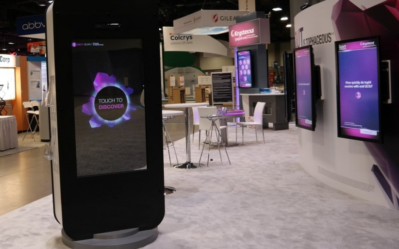 Interactive mirror trade show design 1000x667